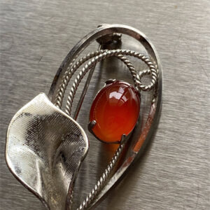 天然メーノーを嵌めるブローチ