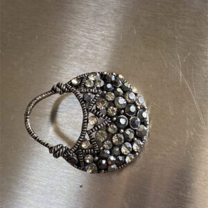 水ダイヤを嵌める可愛らしいブローチ